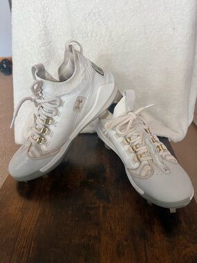 Under Armour Women's White Athletic Cleats size men’s 6.5